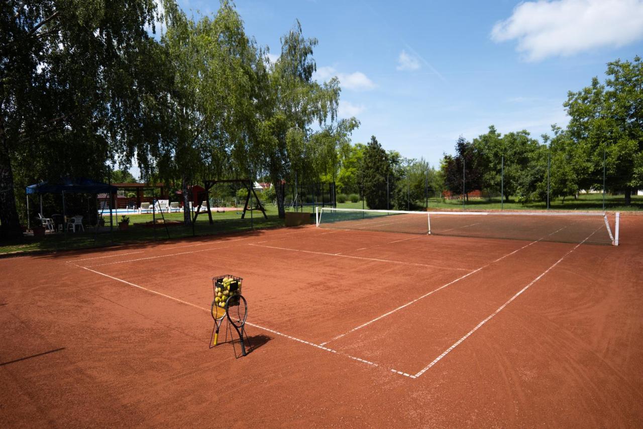 Tennis Guesthouse Ordacsehi 外观 照片